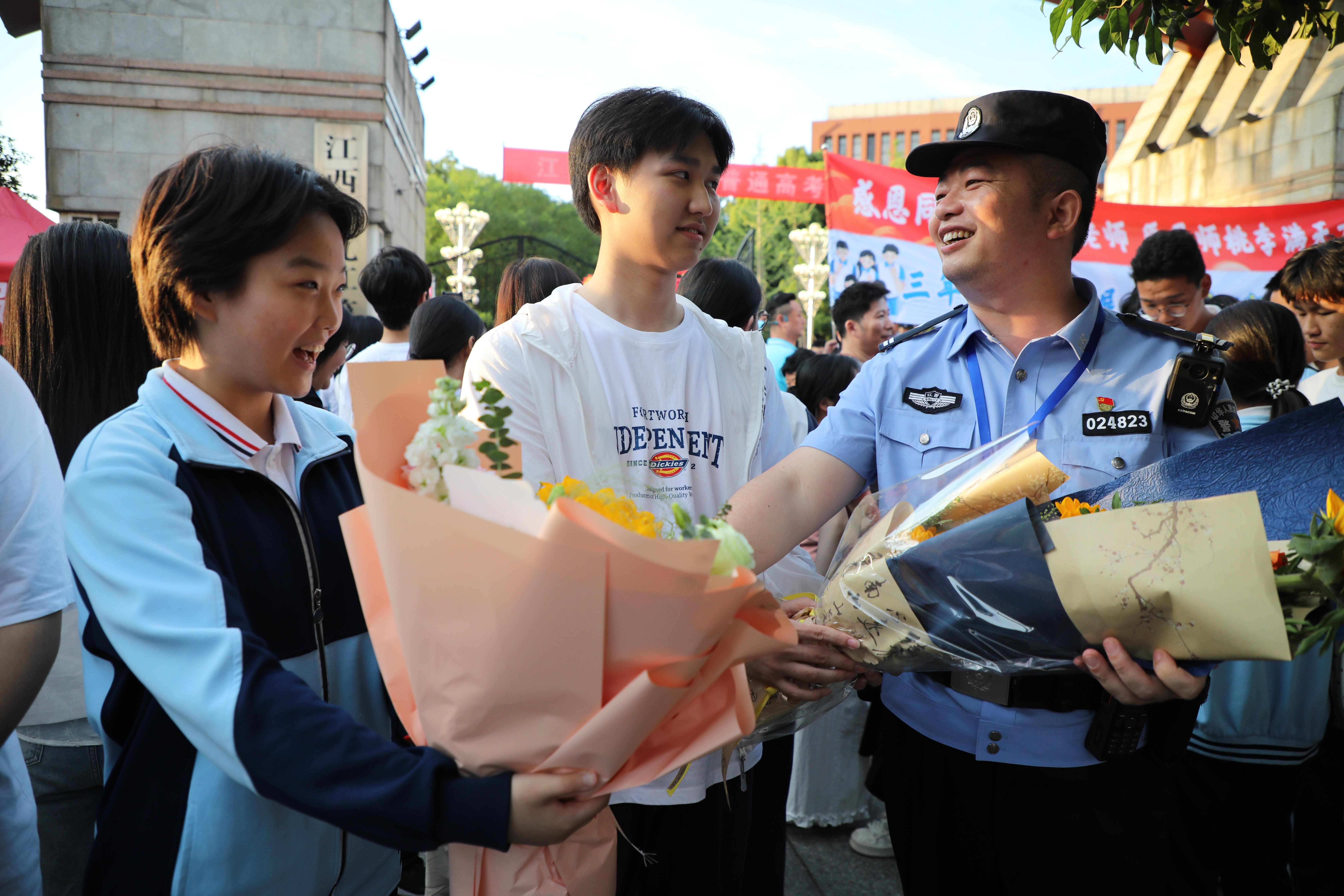 江西九江：考生给执勤民警送鲜花