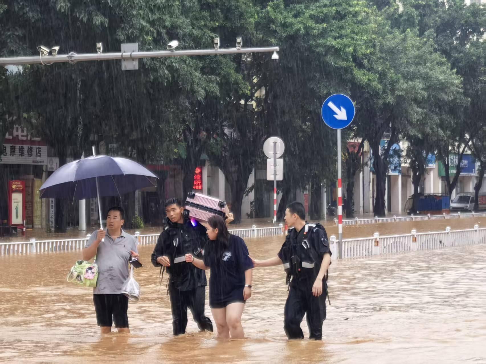 贵港民辅警逆行守护暴雨中筑起温暖“藏蓝防线”