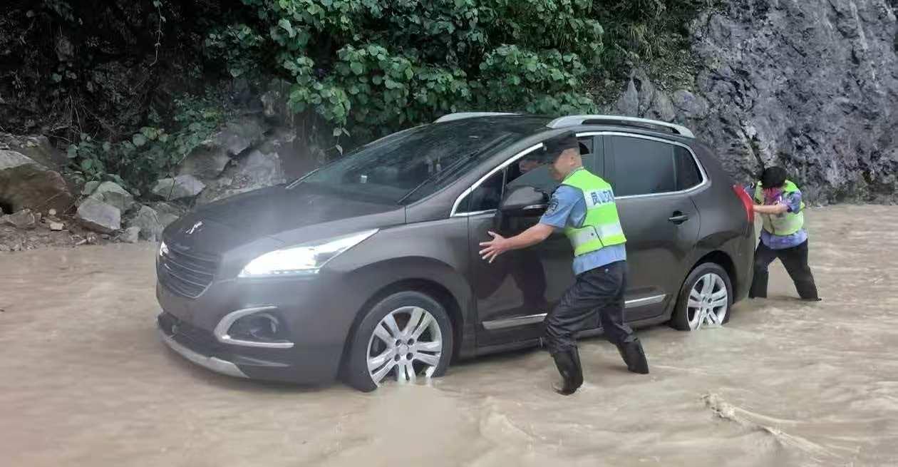 暴雨突袭 河池1600名警力昼夜奋战抢险救援一线