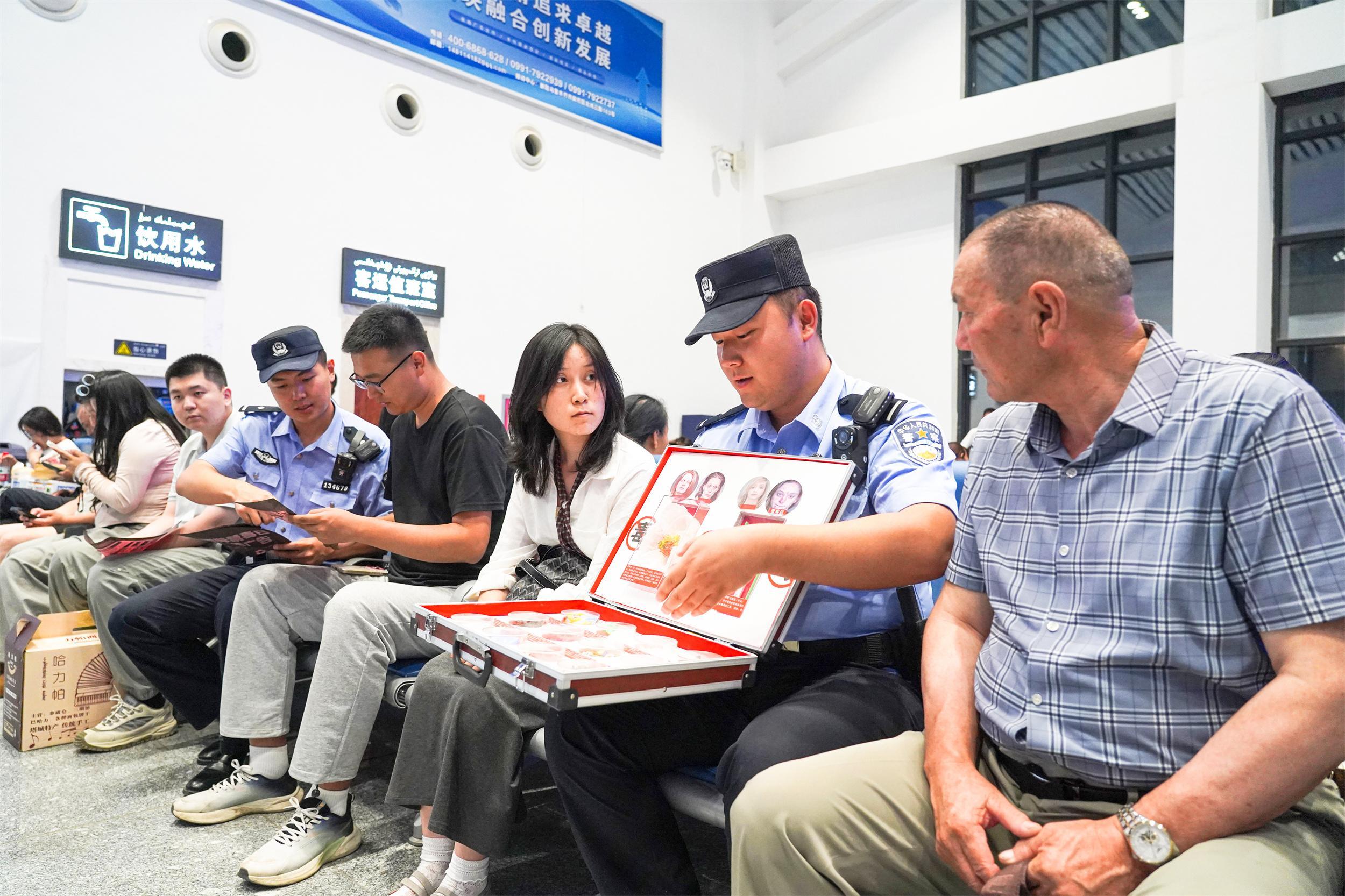 额敏铁警开展主题禁毒宣传活动&nbsp;