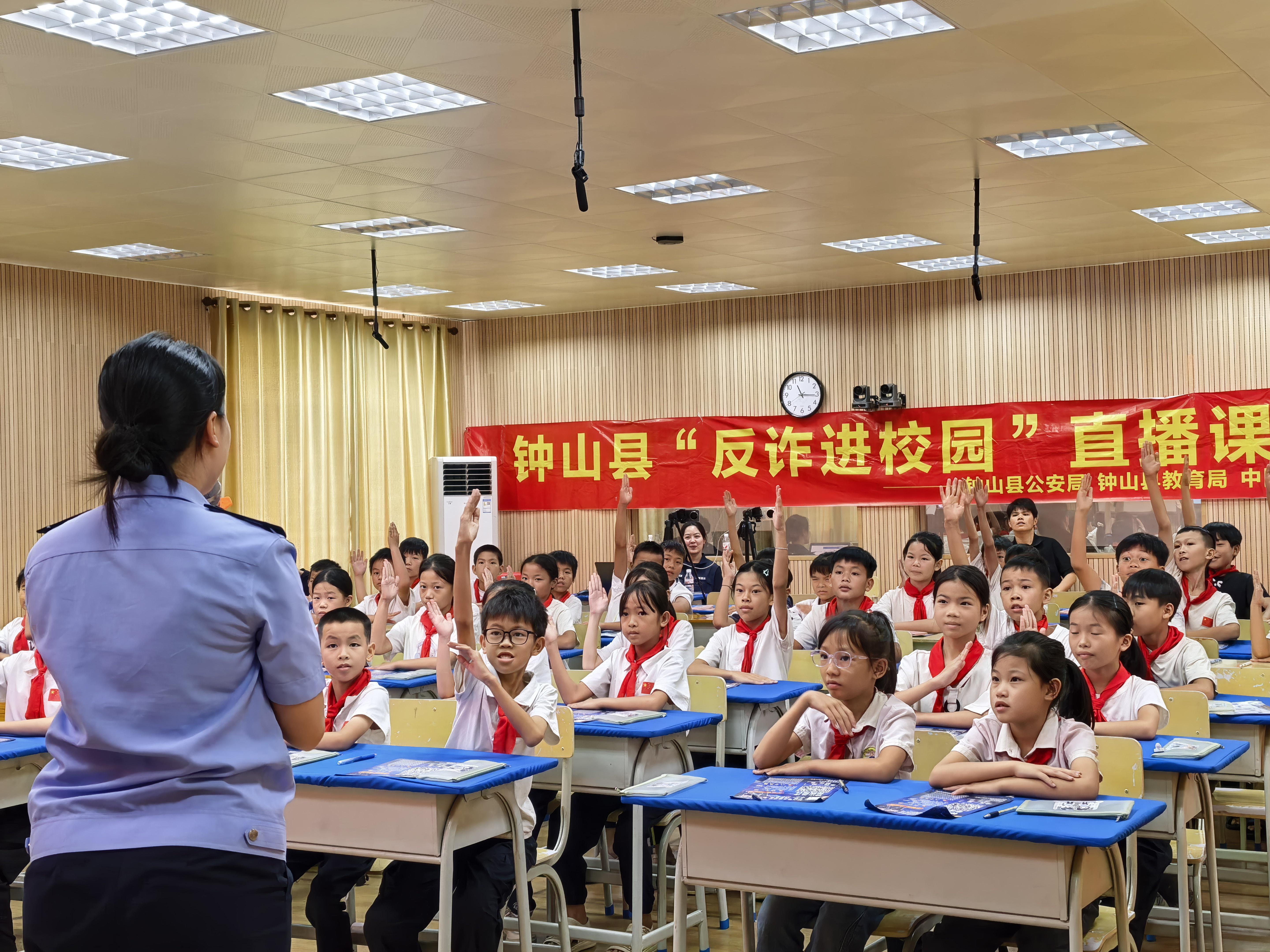 广西贺州市钟山县公安局筑牢反诈“防火墙”
