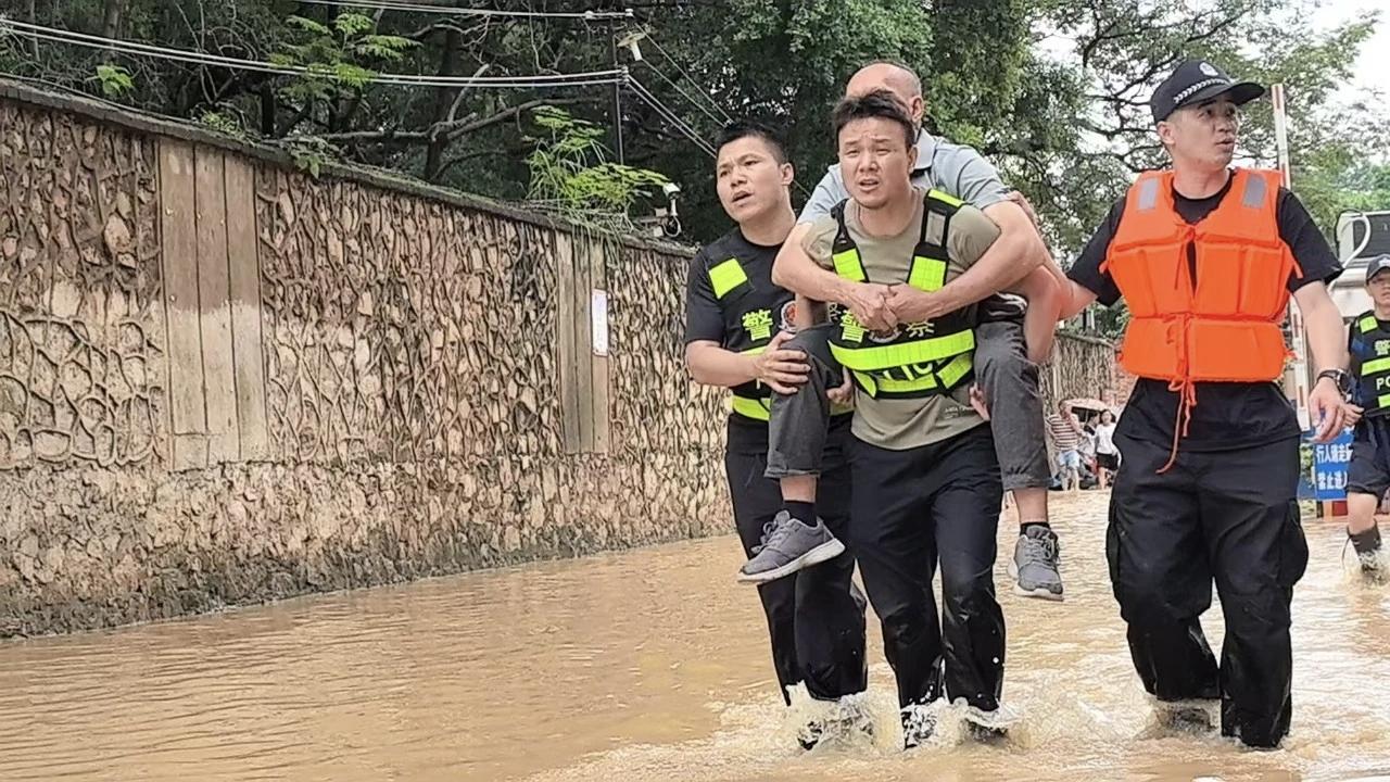 贵港公安逆水而行冲锋一线护民安
