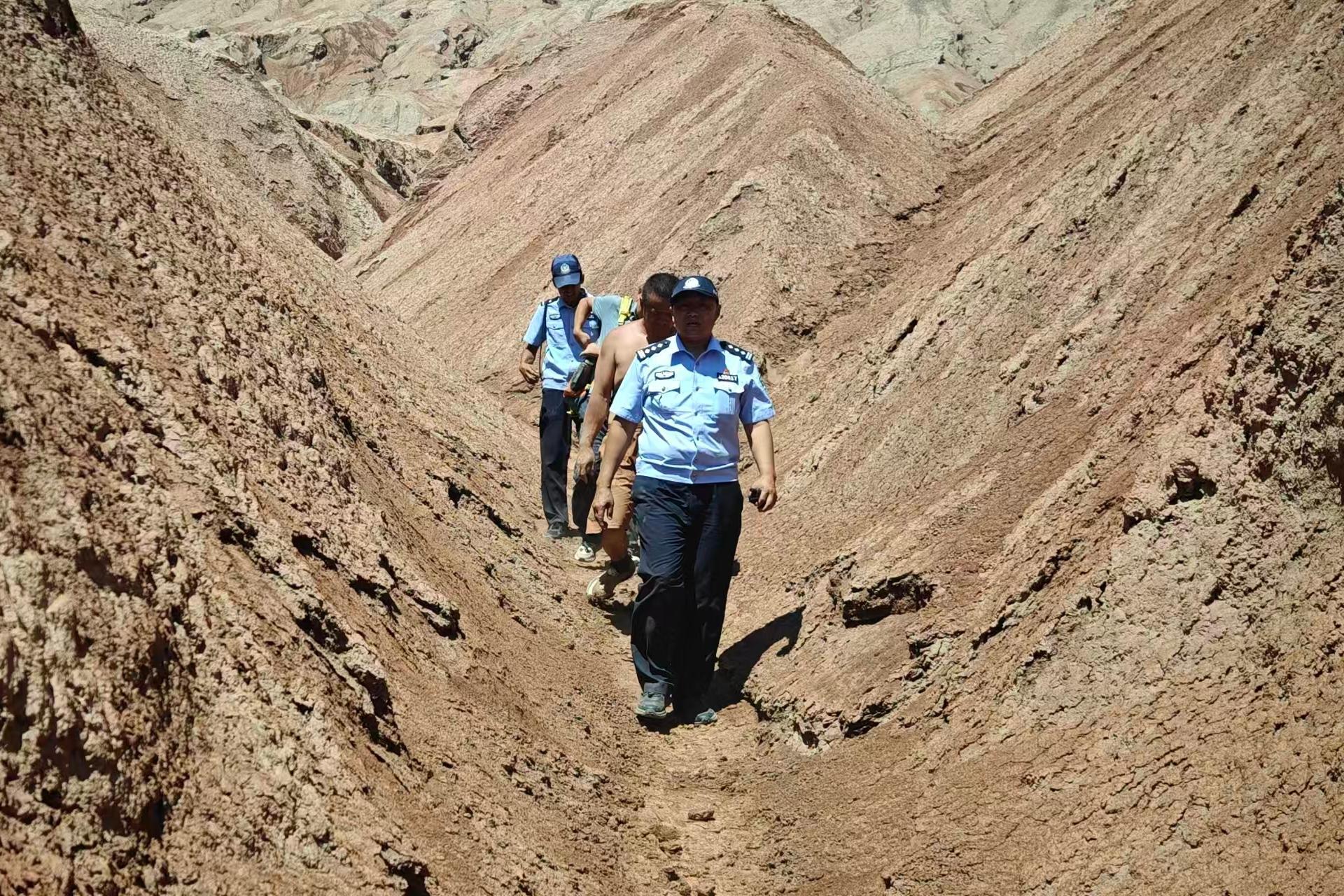 新疆吐鲁番：两名游客被困地表温度70摄氏度火焰山 民警及时解救