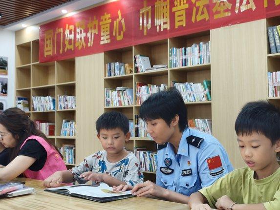 崇左边境警地联动开展暑期儿童关爱活动