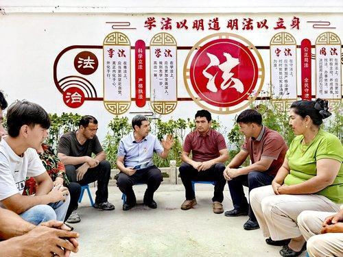 新疆和田：“法律明白人”，村民身边的“法律顾问”