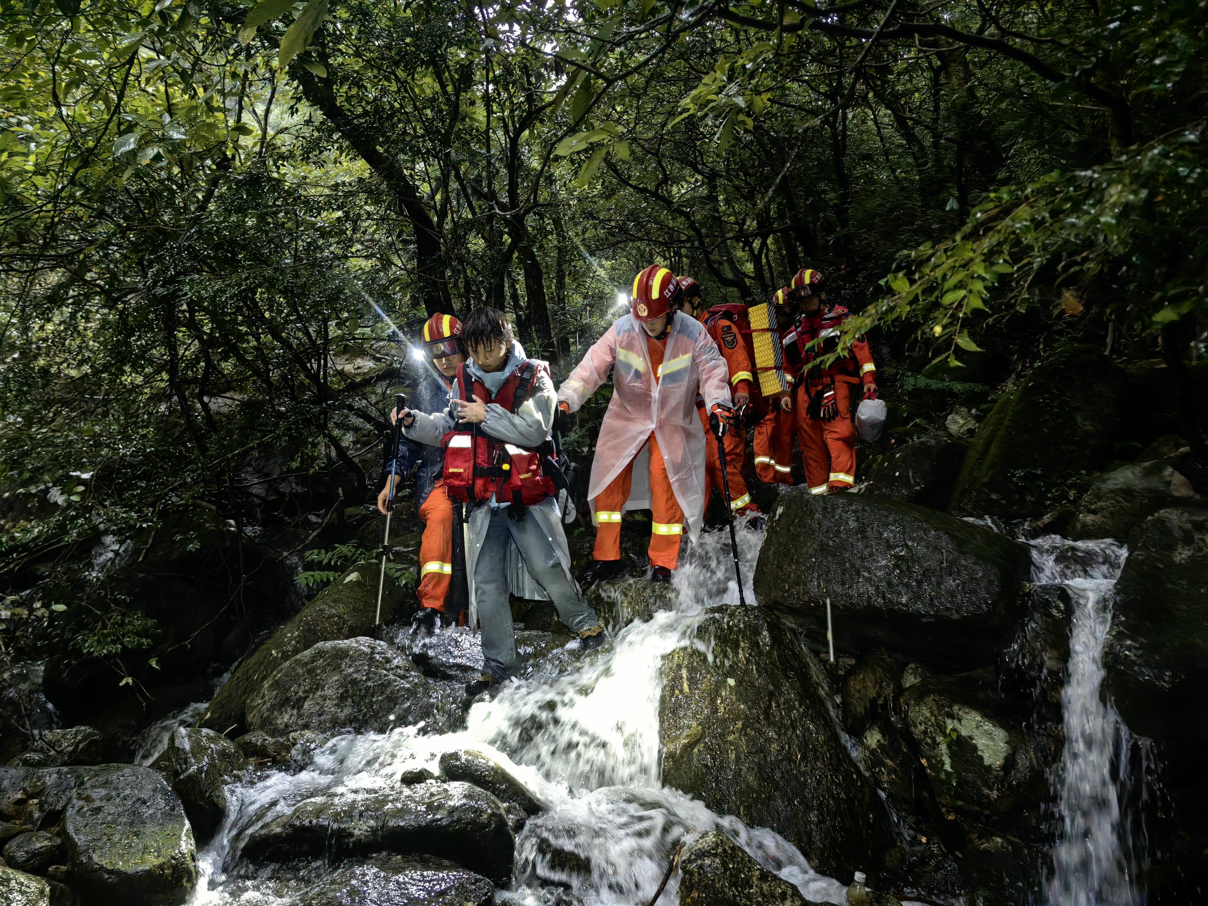 萍乡消防深山营救2名被困青年