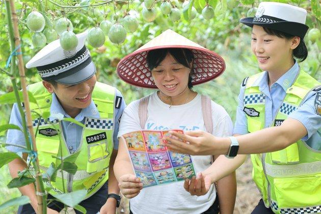 广西龙胜交警守护果农“甜蜜路”