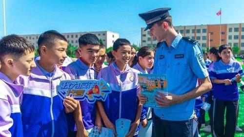 新疆伽师公安进校园开讲“开学第一课”