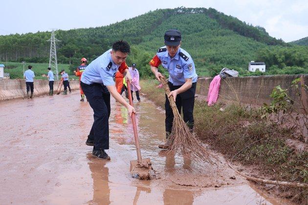 防城港公安抗击台风“紫檀”守护群众平安