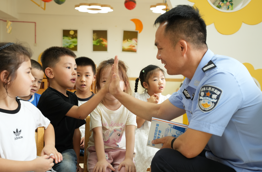 民警走进幼儿园讲好开学“安全课”