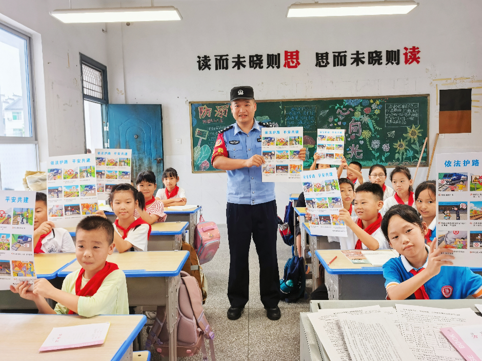 江西婺源：“开学第一课” 送法进校园