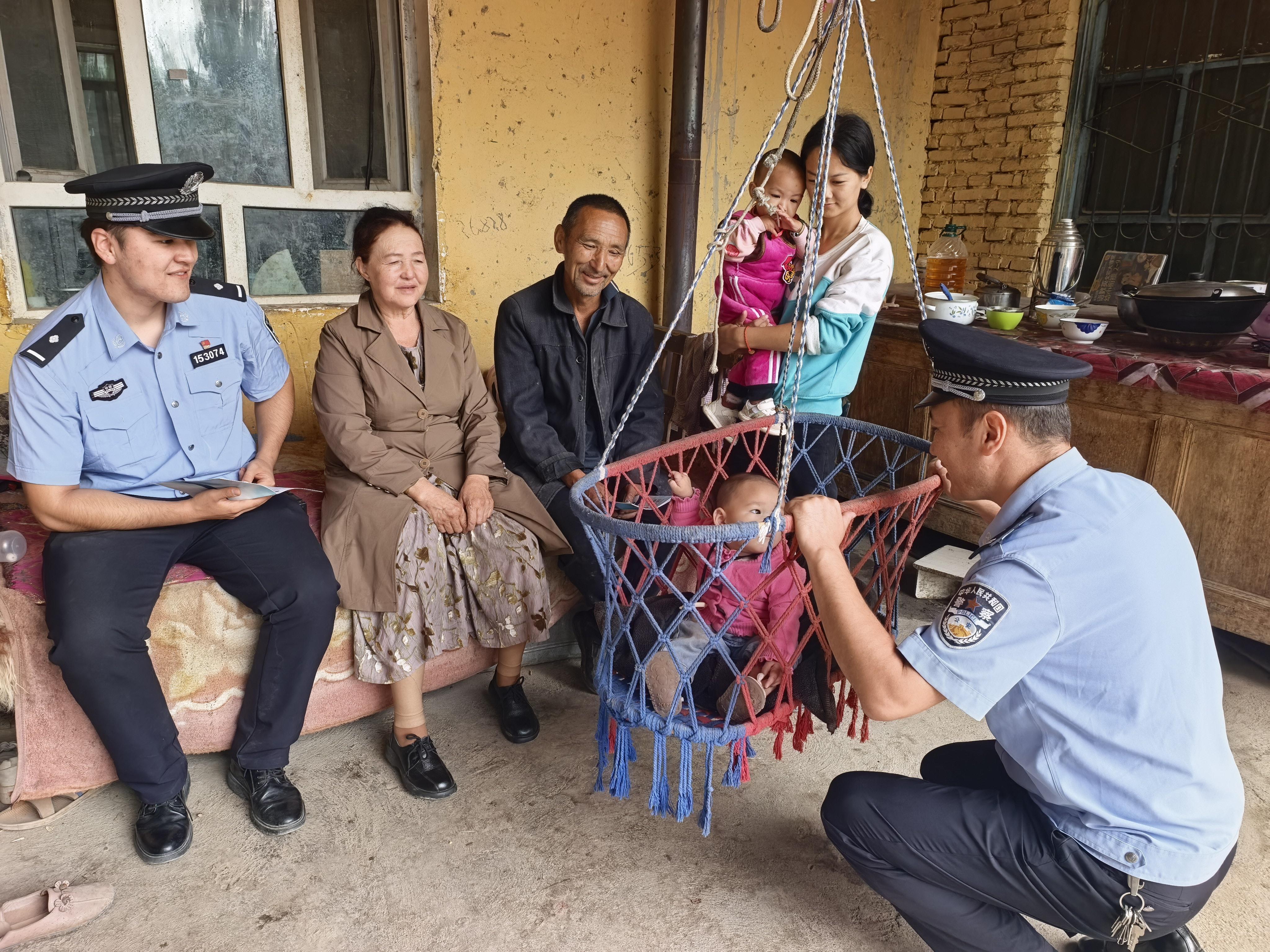新疆乌恰：师徒接力守西极 马背警务传薪火