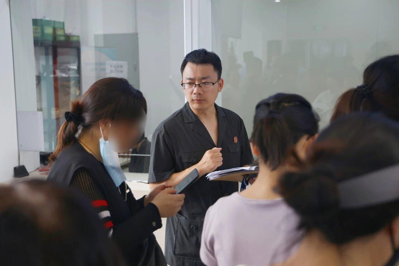 护住孩子小餐桌的他们，有法官守护权益