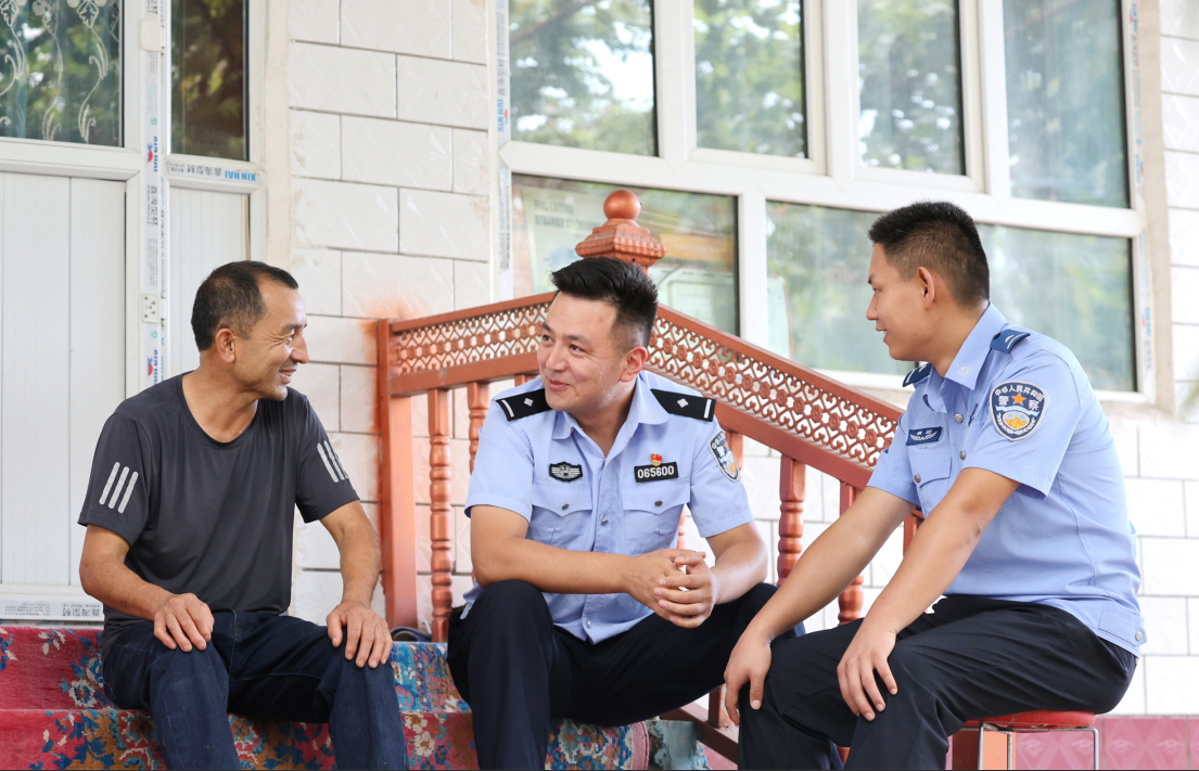 新疆伊宁公安：温情服务润民心 警民同心筑团结