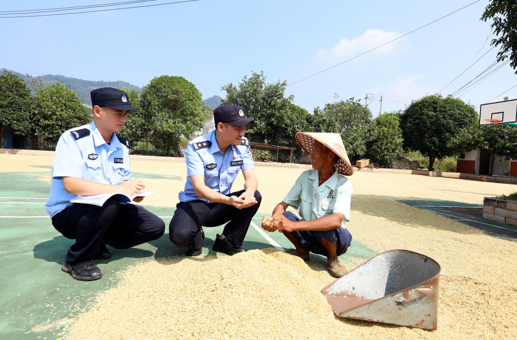 江西分宜：秋收时节话平安