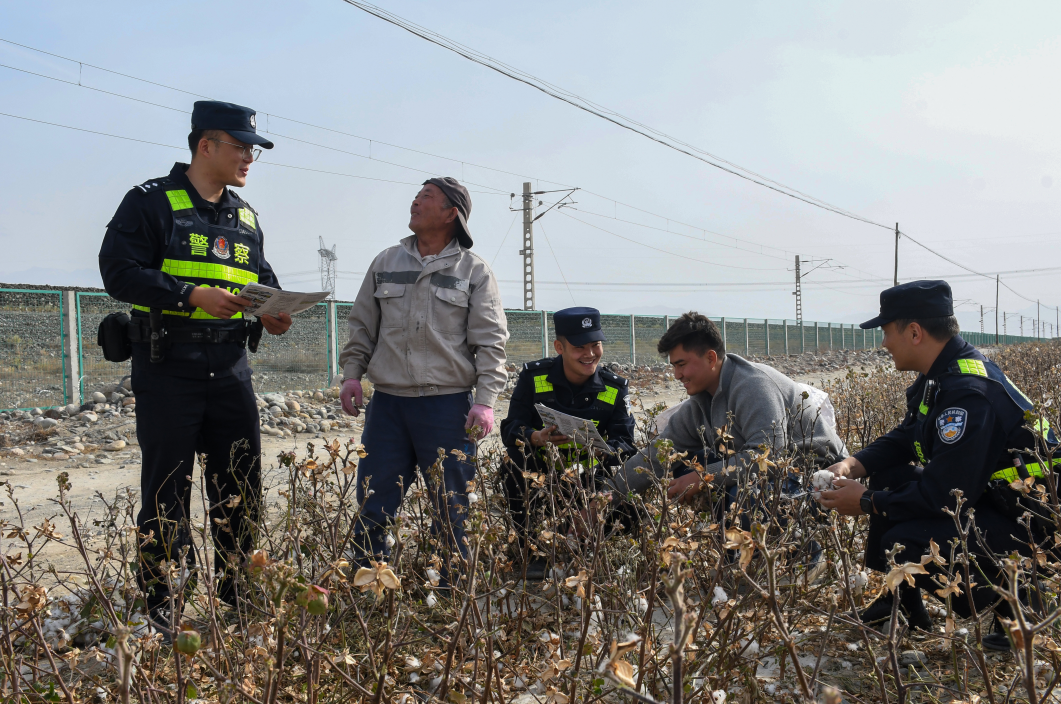 奎屯铁警：深耕田间警务 守护铁路安全