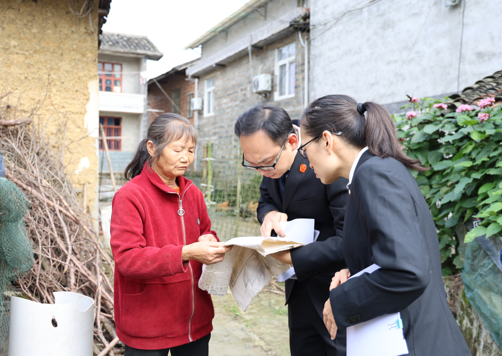 重庆南川：法官上门调解七旬邻里纠纷