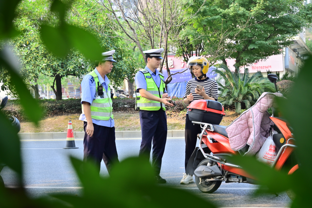 江西武宁：整治“小微”车 防控大风险