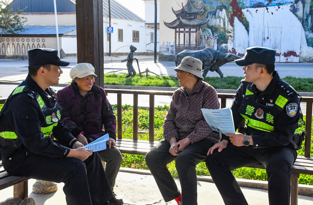 重阳节前送法进乡村 共同守护铁路平安线