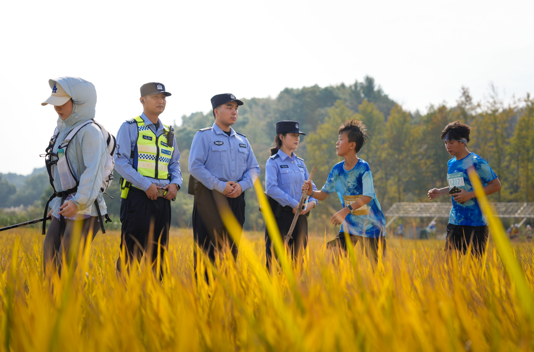 江西永修：越野赛开跑 普法宣传一路随行