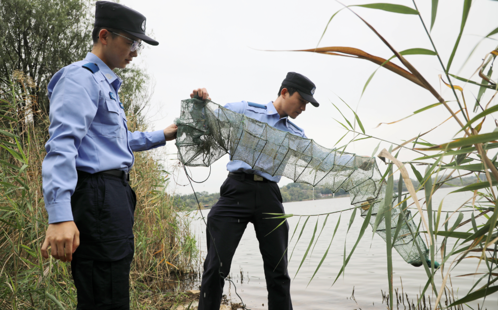 江西九江：清理收缴非法捕捞网具