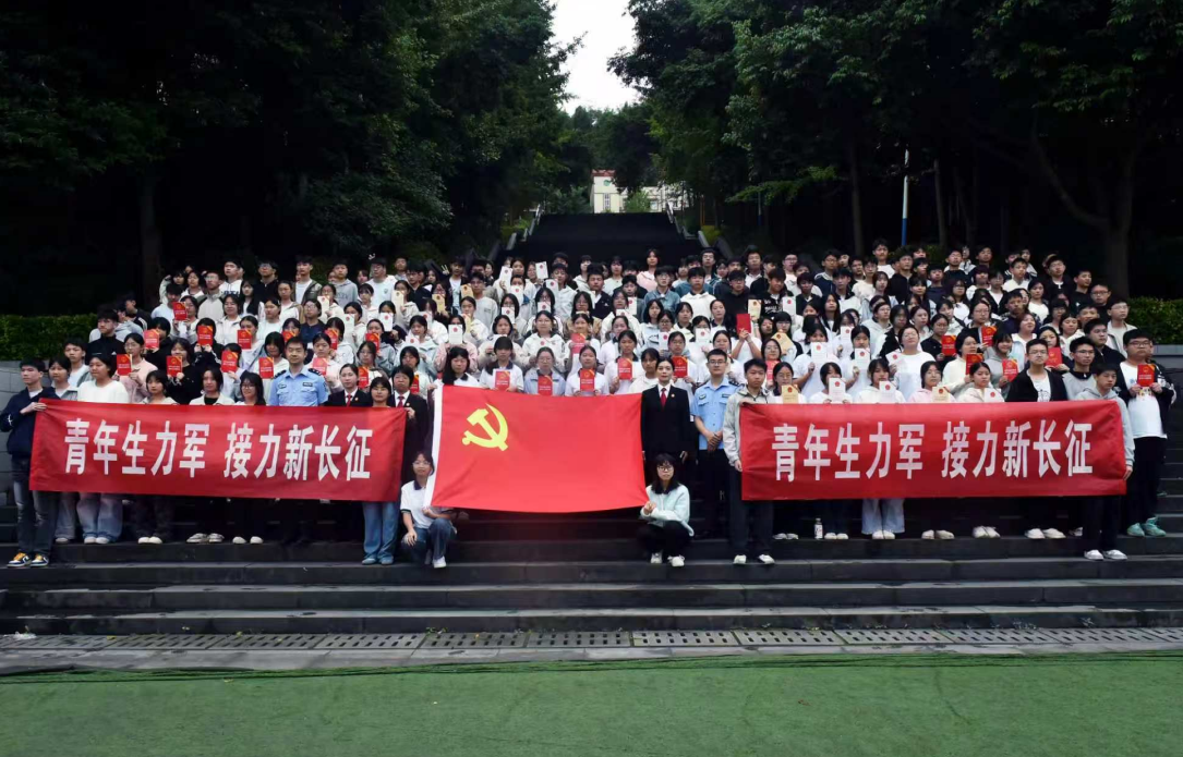 重庆云阳：法治送上“军训课” 为高一新生定制“成人礼”
