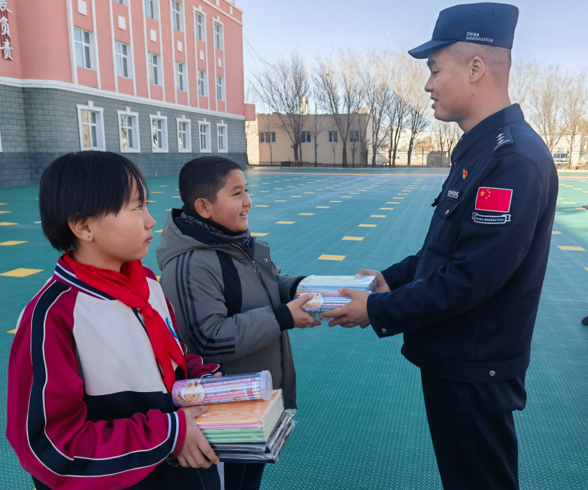 暖心！两名小学生拾金不昧 民警上门表扬奖励