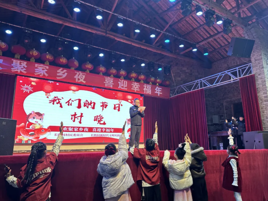 安徽省歙县长陔乡“村晚”搭台 法援“唱戏”