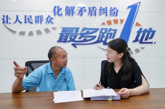 江苏律师为群众讲解维权知识及法律援助途径