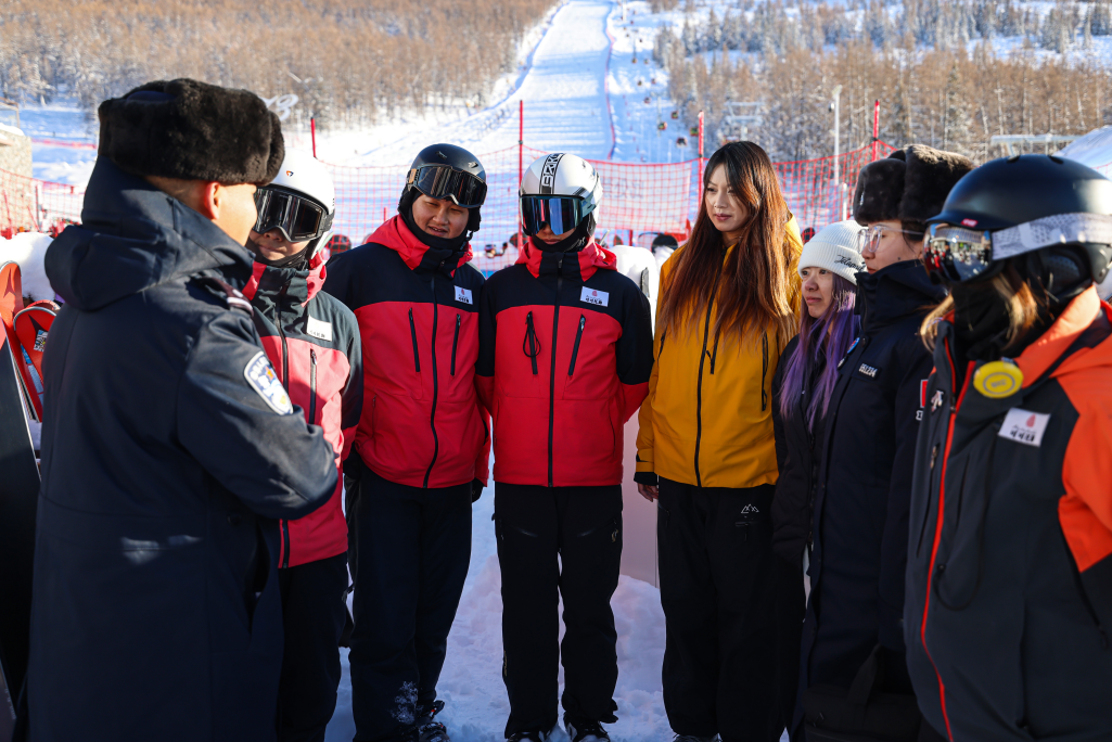 新疆富蕴：-30℃，戍边民警护航冰雪旅游