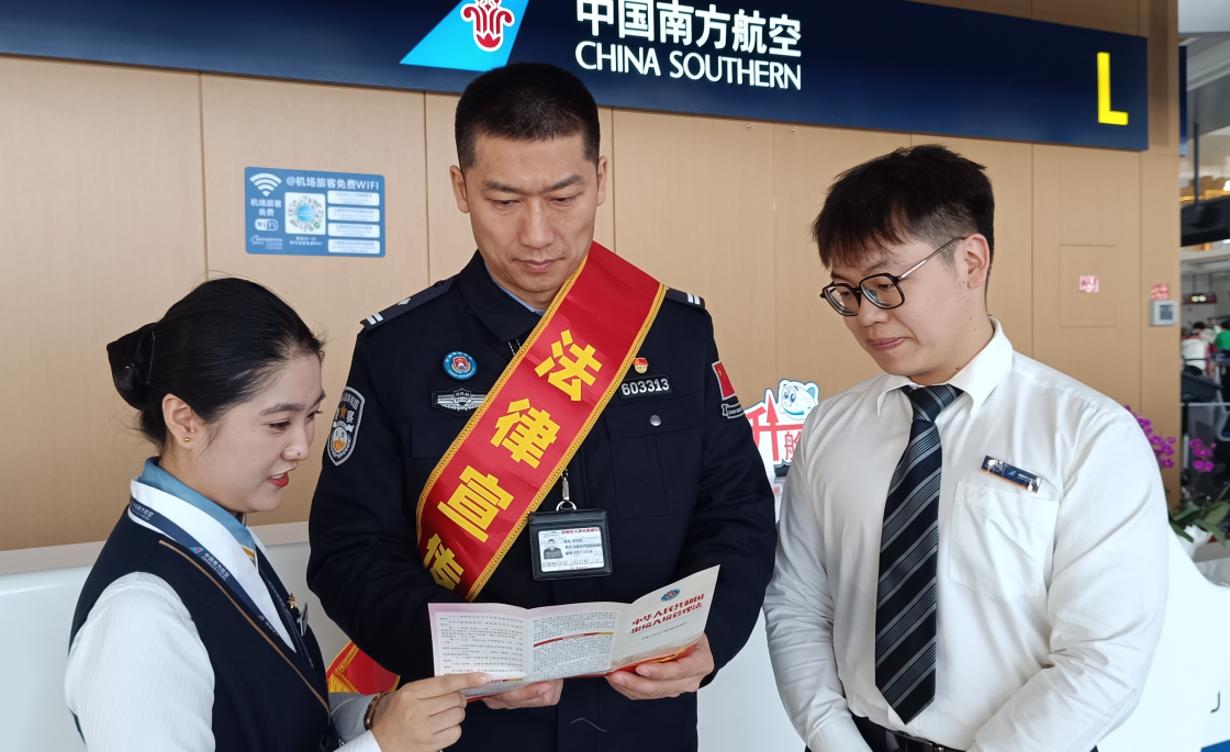 乌鲁木齐出入境边防检查站开展“法治护航”法律宣传活动