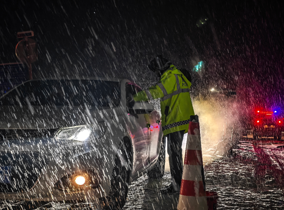 新疆乌恰：突降大雪 全警出动护航平安路