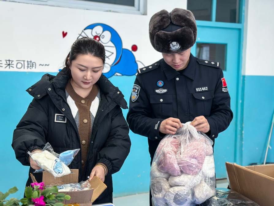 警师夫妻冬日温情暖童心