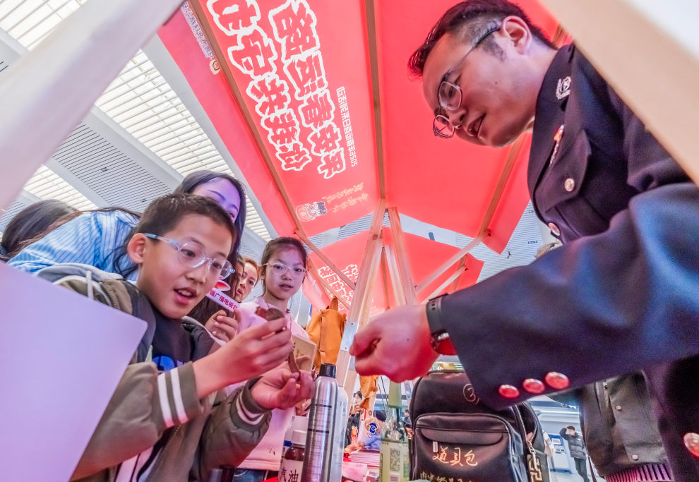 乌鲁木齐铁警：“警馕”妙计 助您平安回家