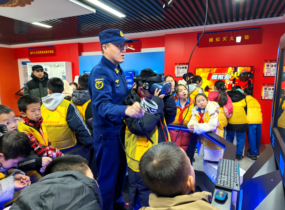 “火焰蓝”牵手“少年红” 安全研学点亮寒假成长路