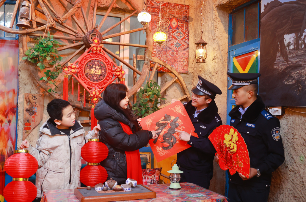 新疆阿瓦提：警民迎春话平安