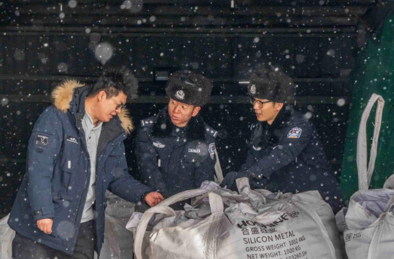 应对恶劣天气 乌鲁木齐铁警坚守一线