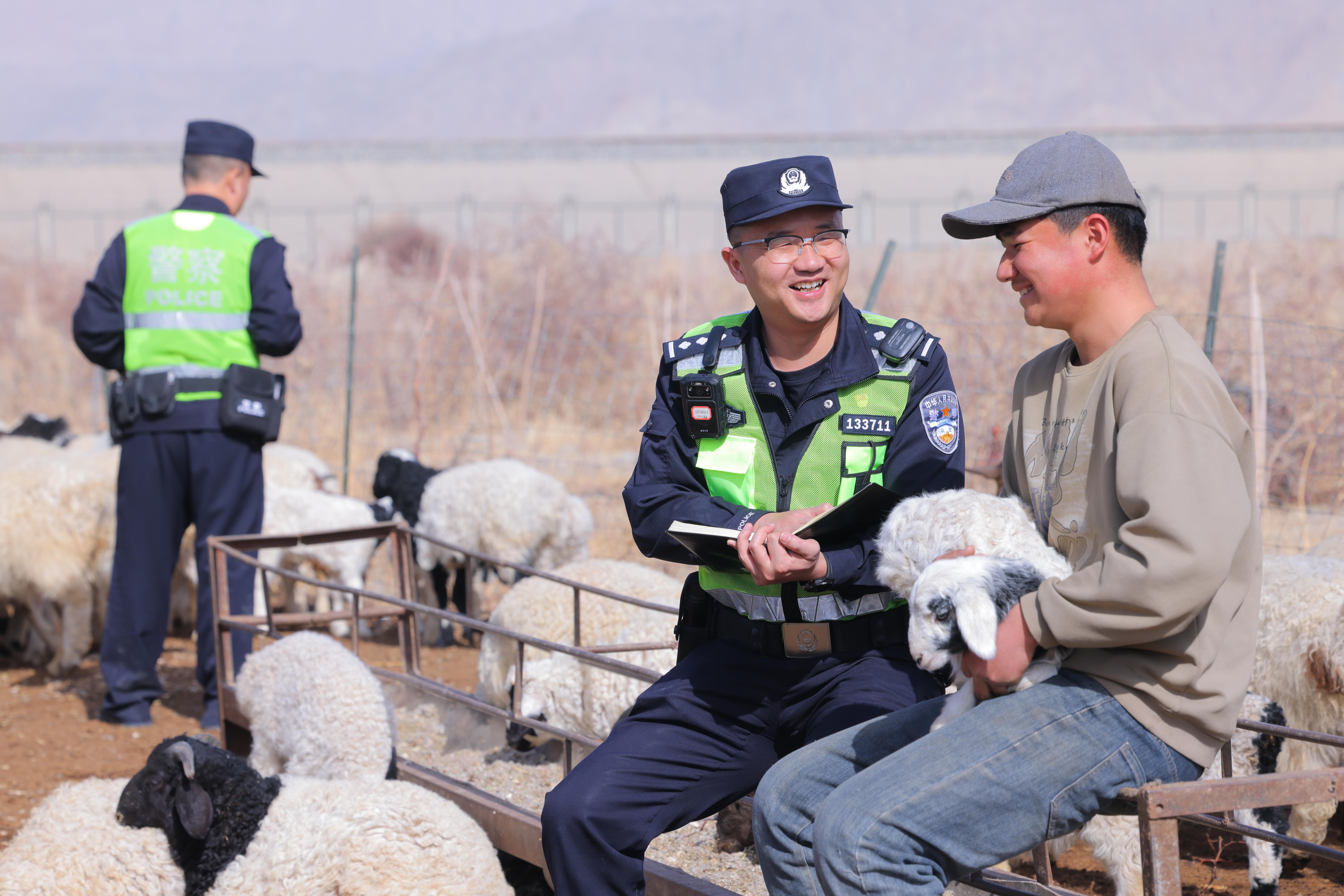 春季转场季 铁警全力护航牲畜迁徙路