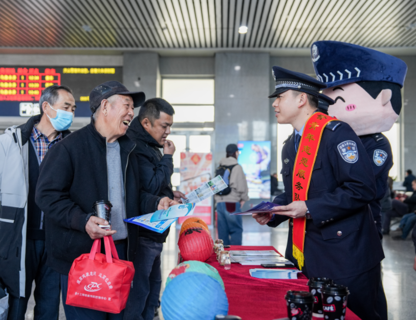 传承雷锋精神 护航安全出行