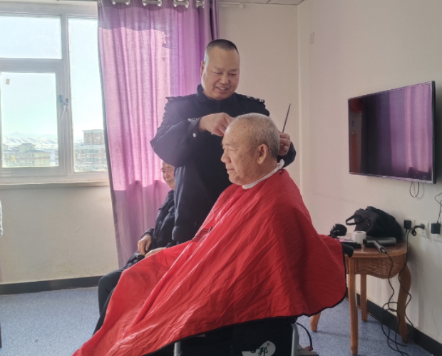 新疆阿勒泰公安：将雷锋精神融入日常工作