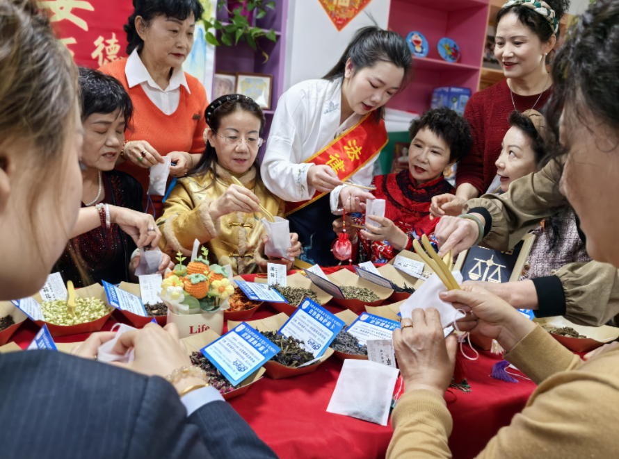 法治护航绽芳华 温情服务暖巾帼