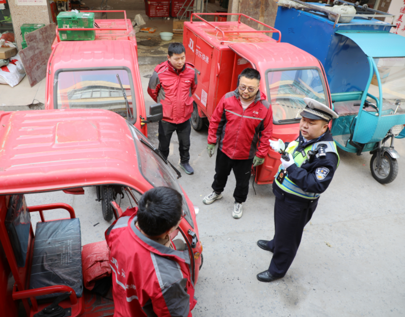 江西九江：为快递员、外卖骑手配送“平安”