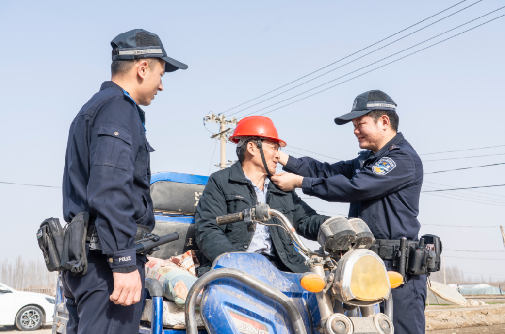 新疆阿克苏市公安全维度护航春耕生产