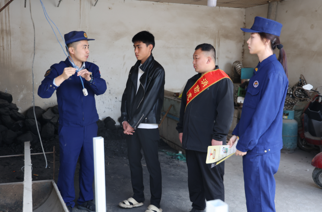 新疆阿克苏：消防宣传员进村入户讲安全 织密春季防火安全网