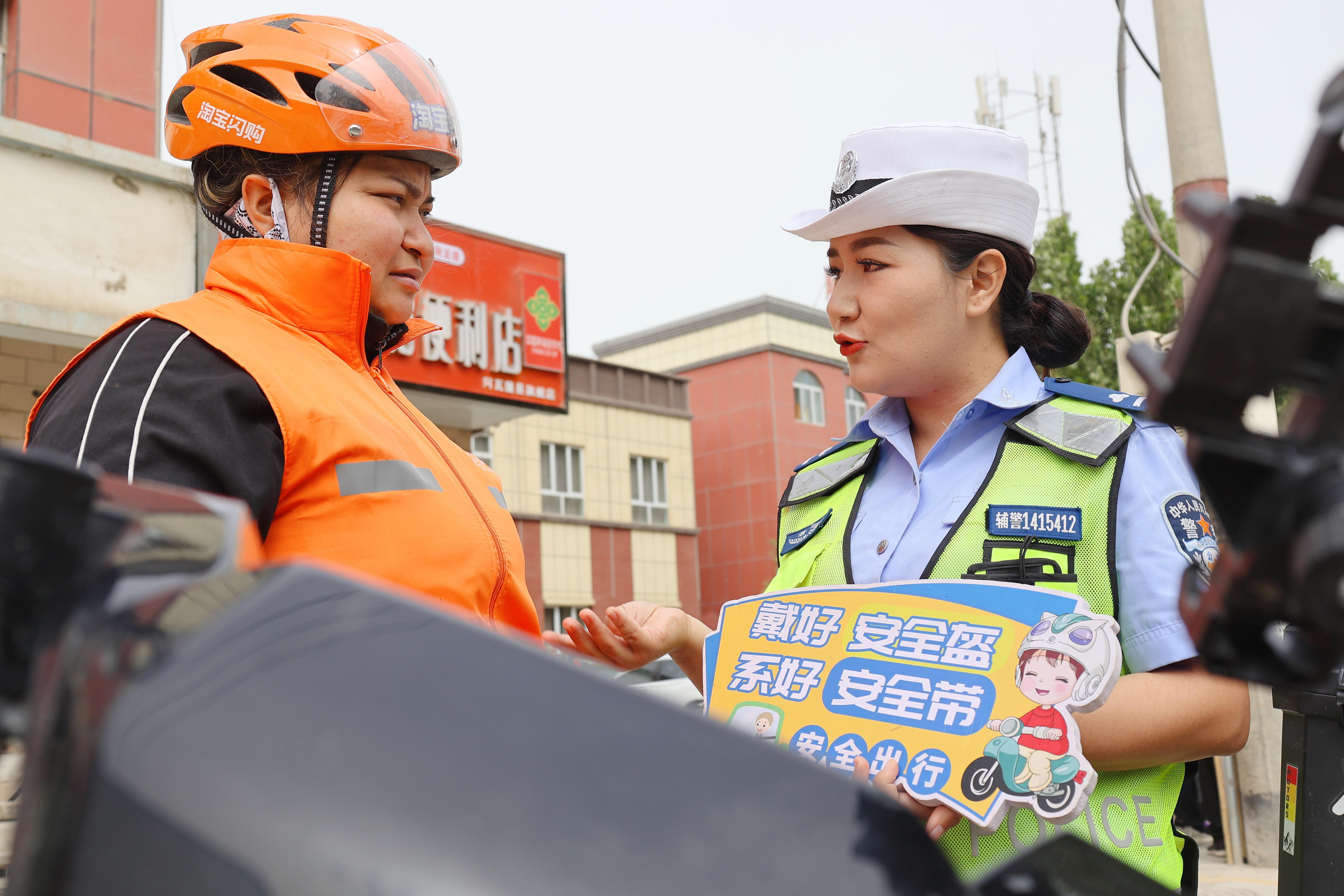 新疆阿瓦提：交警走进外卖企业开展交通安全宣传活动