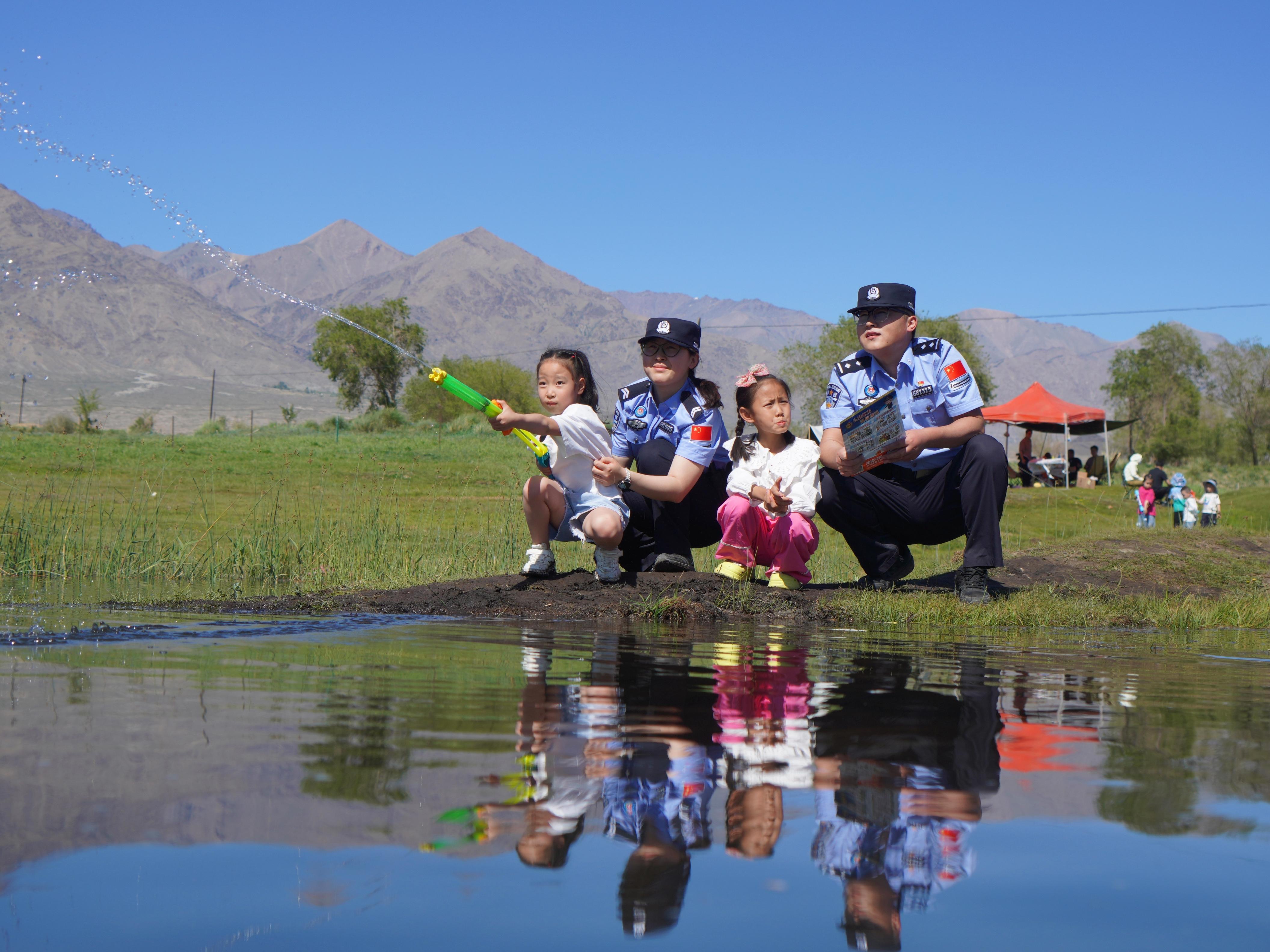 新疆哈密：边境游迎来高峰期 民警护航保平安