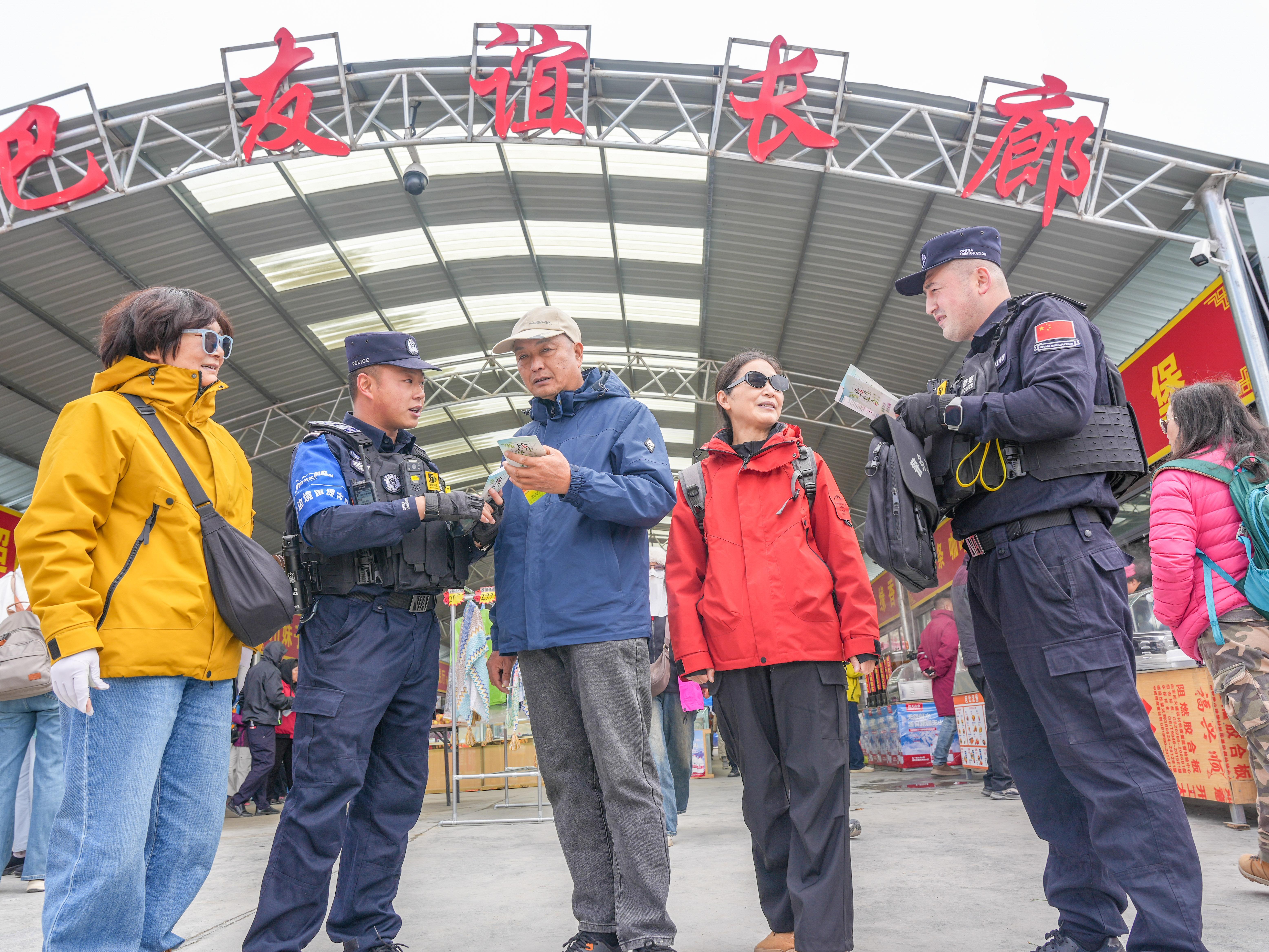 新疆戍边民警禁毒宣传进景区