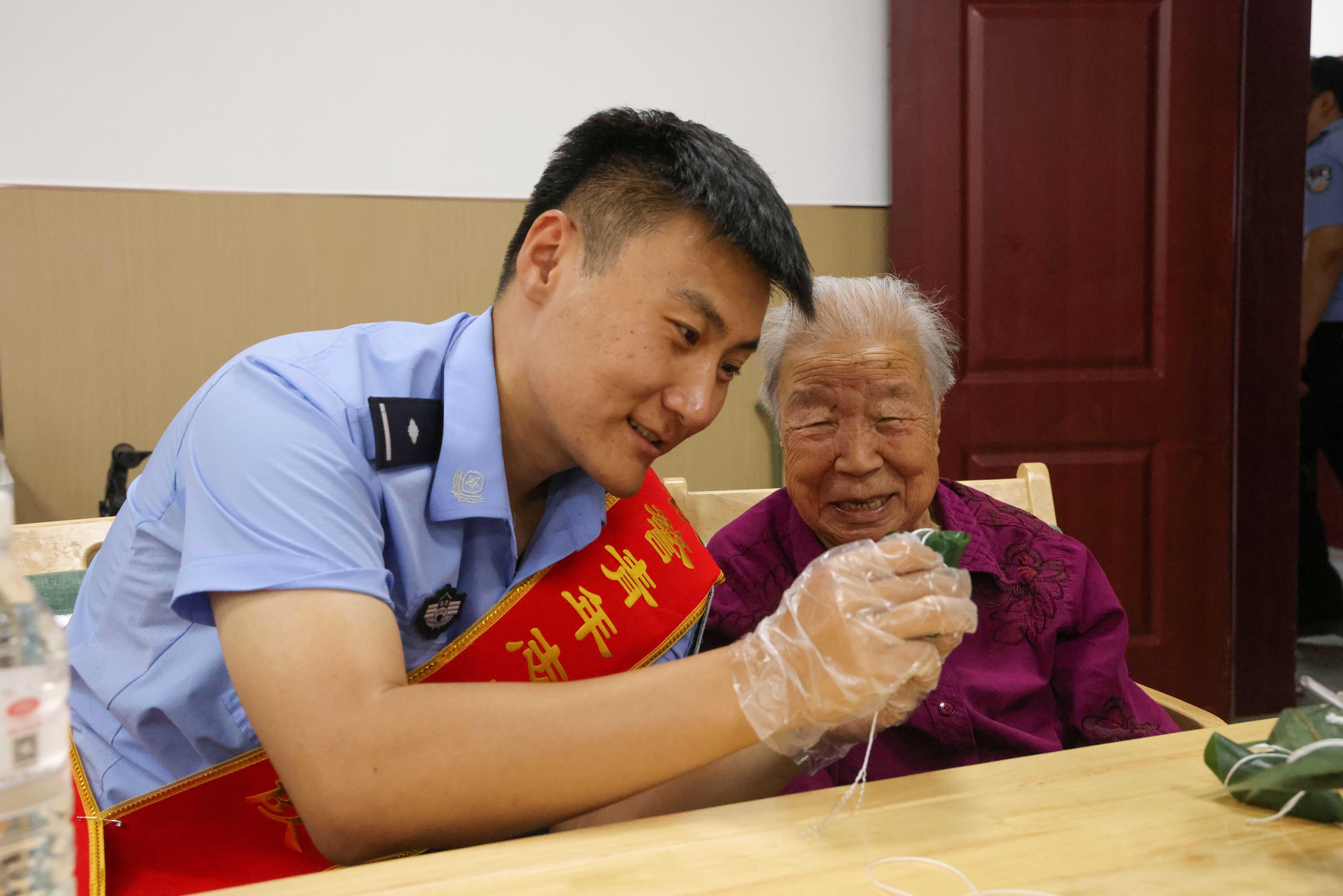 新疆哈密：警企联动开展端午敬老志愿活动