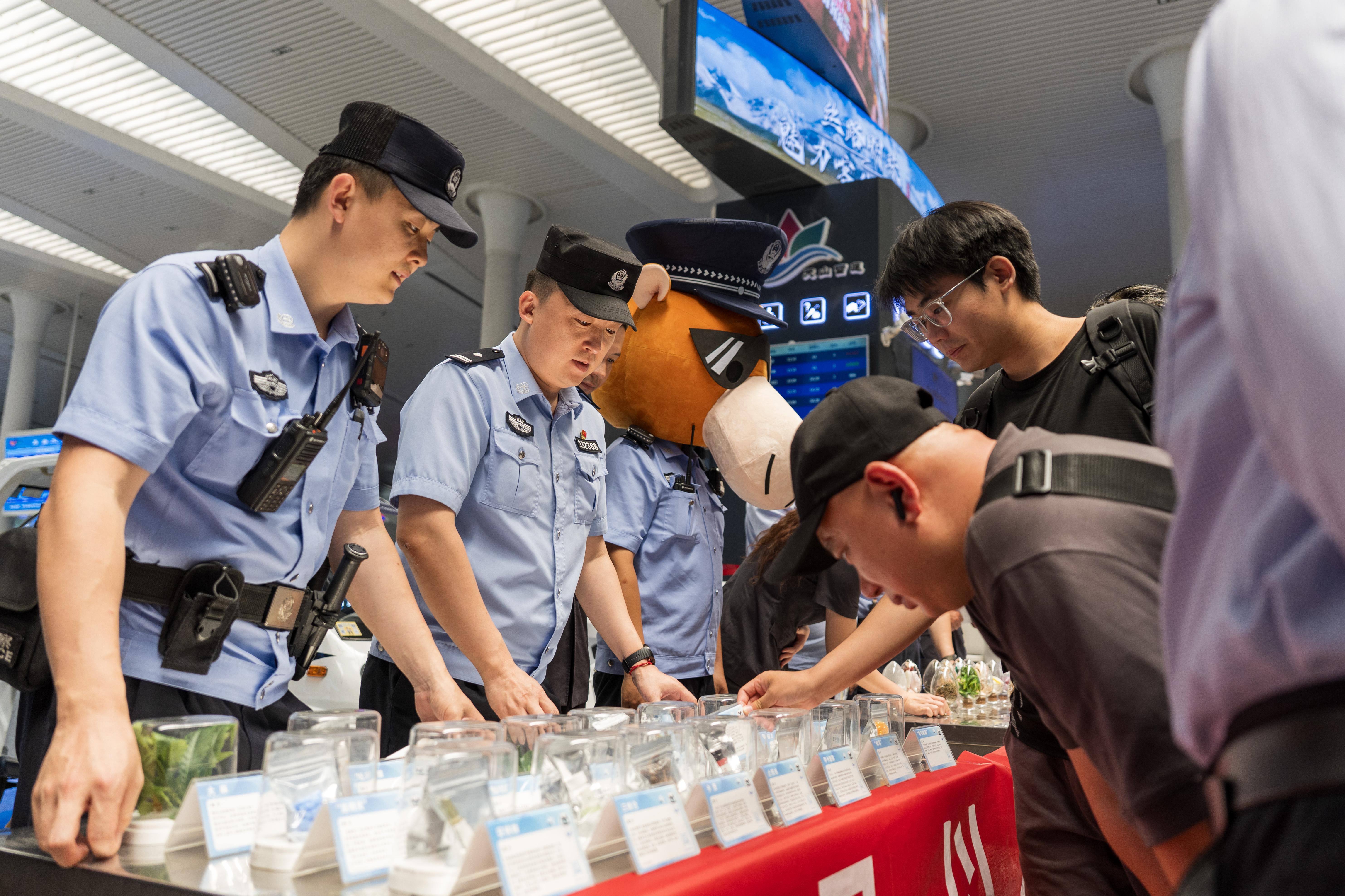 乌鲁木齐：多部门在火车站候车大厅开展禁毒普法宣传活动