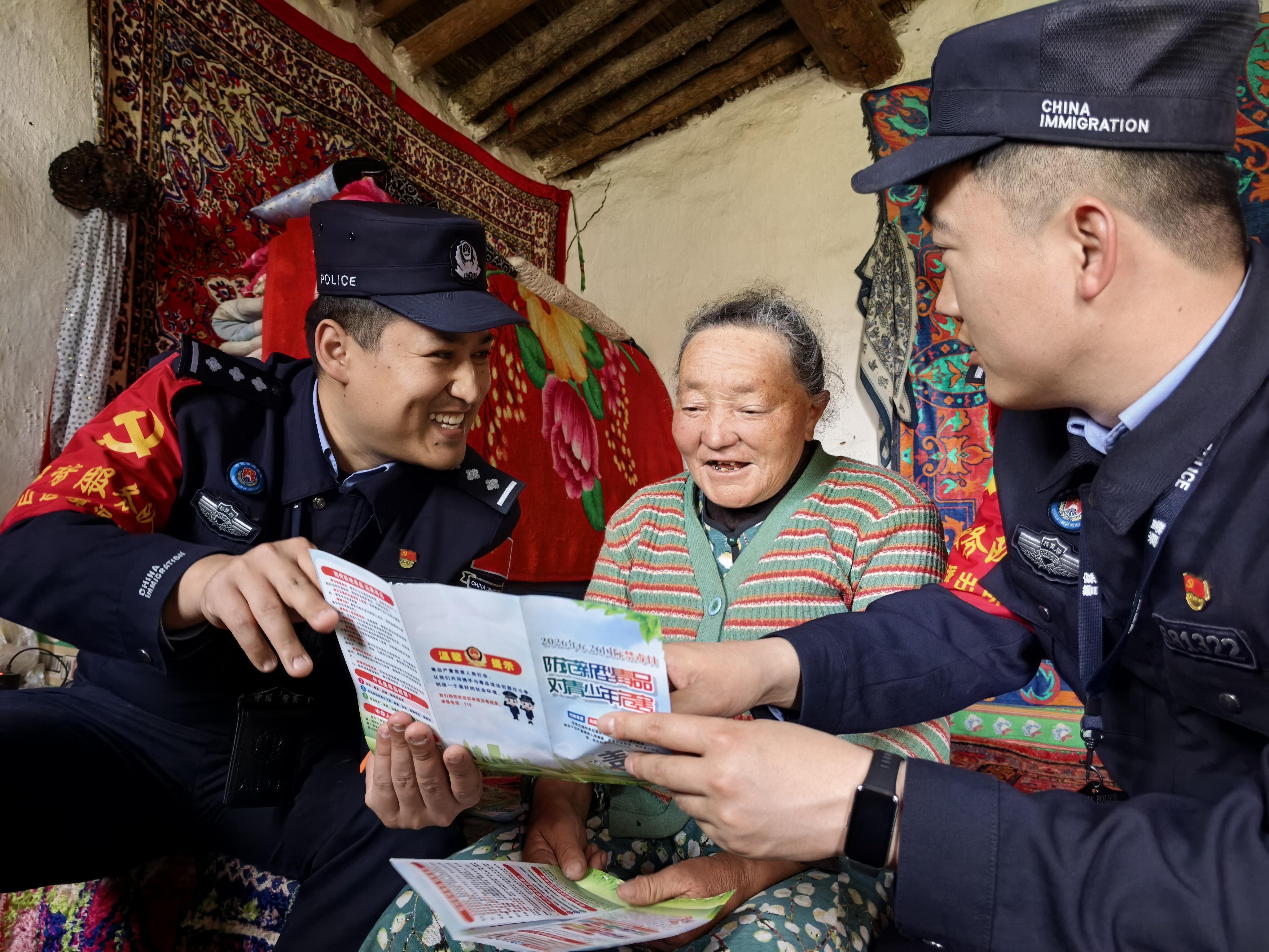 新疆哈密：普法巡边到基层 禁毒护航保平安